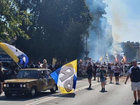 Kibice przemaszerowali przez miasto na stadion