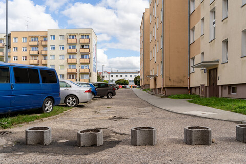 Kłócą się o przejazd. Jedni dostali szlaban, drudzy donice