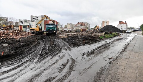 Mieszkają na budowie i mają tego dość
