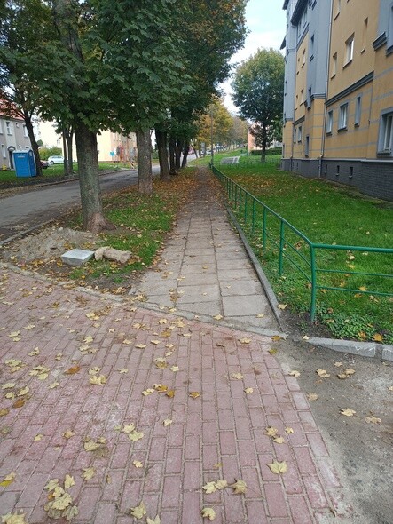 Mieszkanka: Co z tym chodnikiem na Okrzei?
