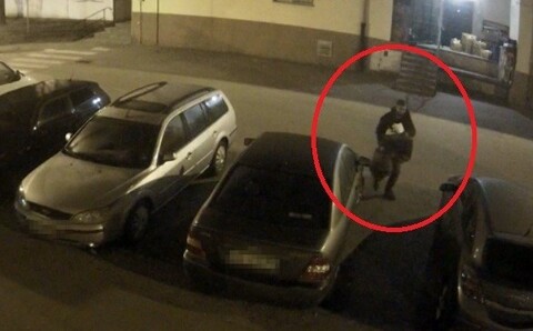 Nagrały go kamery, jak włamywał się do golfa