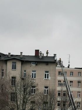 Połamane drzewa, cofka na rzece