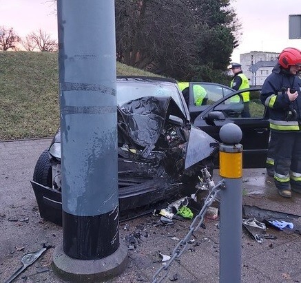 Pijany 19-latek uderzył w słup i wyleciał z auta