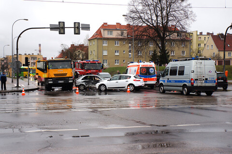 Płk. Dąbka: wypadek z udziałem czterech aut