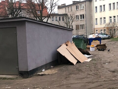 Pat przełamany, śmietnik zaplanowany