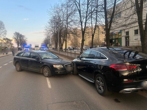 Potrącił dwie osoby i uderzył w inne auto