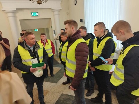 Rolnicy protestują w Warszawie i blokują S7