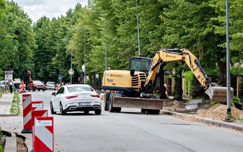 Kierowcy: jazda między koparkami i wymuszanie pierwszeństwa na Saperów