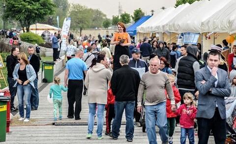 Rodzinny piknik na bulwarze