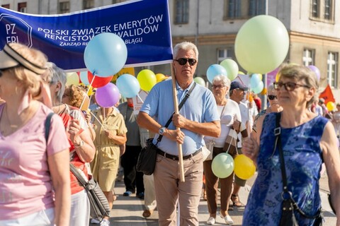 Seniorzy przemaszerowali przez miasto