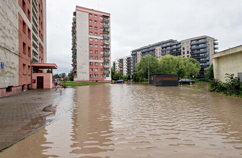Szpital uratowany przed wodą, okolice zalane