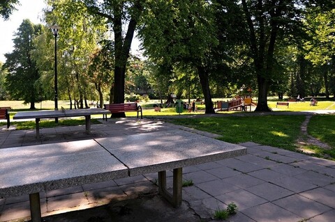 Dzieci się bawią, dorośli piją