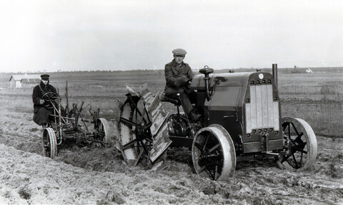 Benz i Komnick wspólnie zbudowali pierwszy czterokołowy traktor (Śladami historii) 