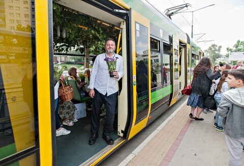 Tramwaj zielony przez ulice mego miasta mknie...