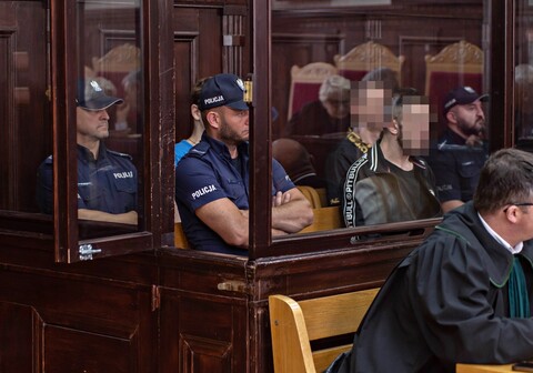 Mieli więzić, bić i zmuszać do kradzieży. Stanęli przed sądem