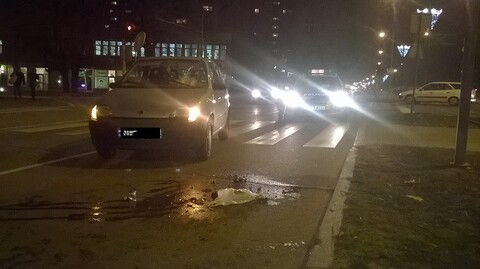Wbiegł pod koła na czerwonym świetle