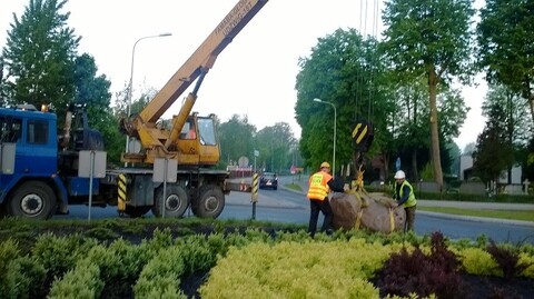 Wielki głaz teraz na rondzie