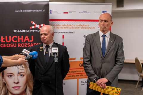 Szukaj żółtej naklejki