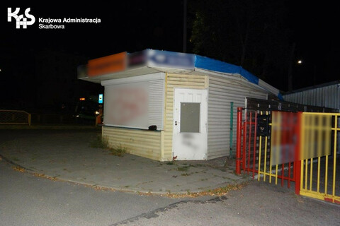 Zatrzymali automaty, środki odurzające i poszukiwanego