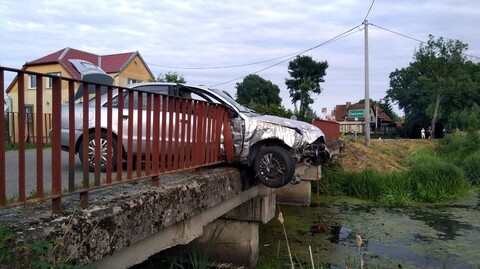 17-latek o mało nie wjechał do rzeki