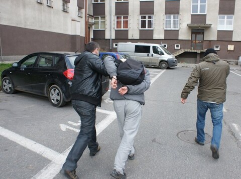 Rzucił petardą podczas meczu. Teraz stanie przed sądem