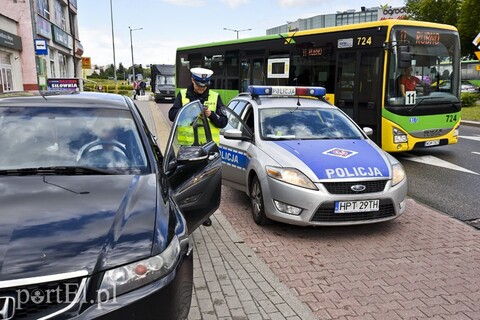 28-latek wpadł pod hondę, bo spieszył się na autobus
