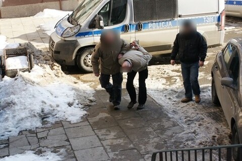 Brutalnie pobił 18-latkę i ukradł jej torebkę