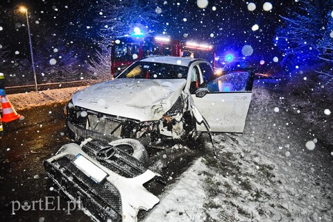 38-latek uderzył mercedesem w drzewo, miał ponad dwa promile