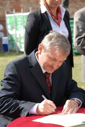 Kamień wmurowany, akt podpisany