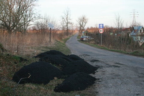 Asfalt na trawy, a Elbląg dziurawy
