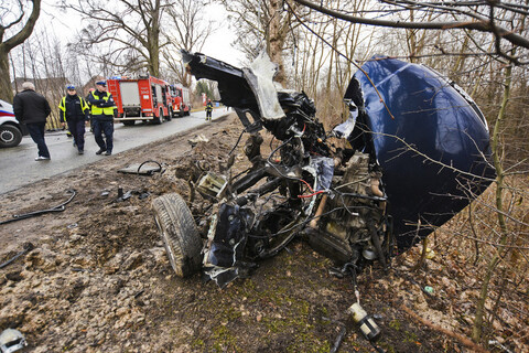 Audi po wypadku rozpadło się na dwie części