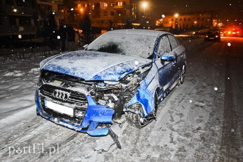Audi uderzyło w drzewo na ul. Okrężnej