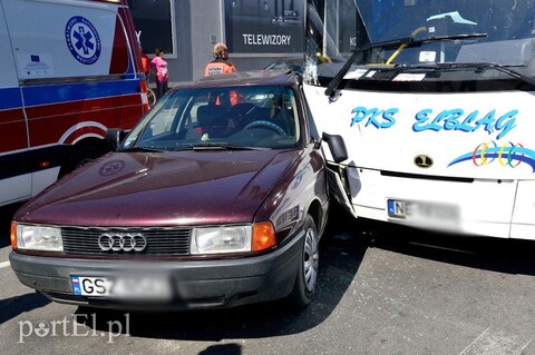 Audi wjechało wprost pod autokar