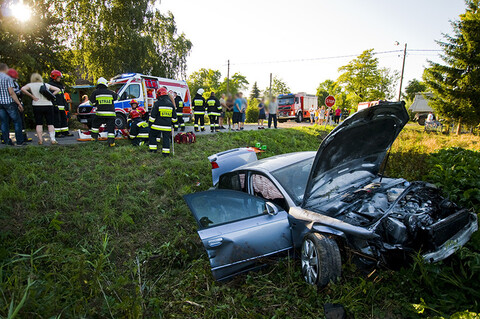 Audi zderzyło się z ciężarówką. Są ranni