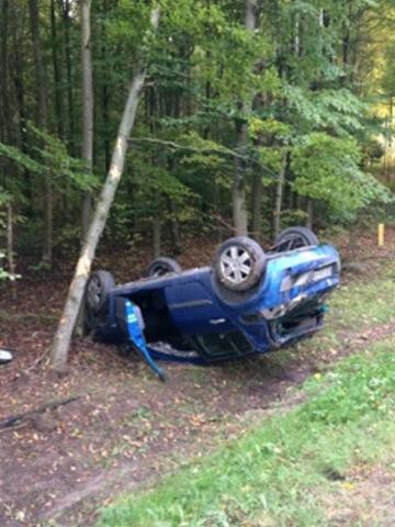 Auto dachowało, kierowca i pasażerka w szpitalu