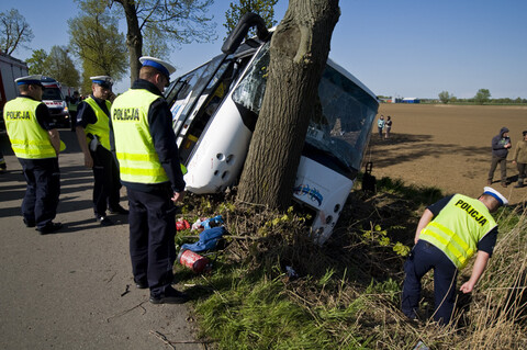 Autobus uderzył w drzewo. Są ranni
