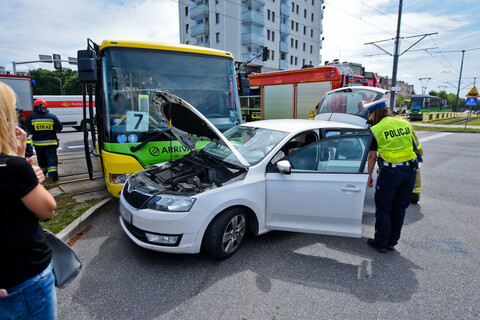 Autobus zderzył się z osobówką (aktualizacja) 