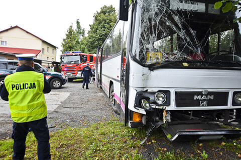 Autokar z dziećmi uderzył w drzewo