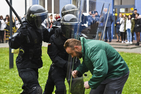 Bezpieczeństwo po obu stronach muru
