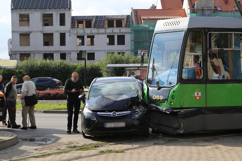 Bliskie spotkanie osobówki i tramwaju