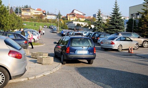 Brak miejsc postojowych, będą opłaty