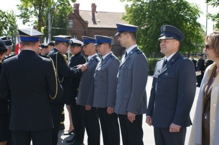 Policjanci z medalami od strażaków