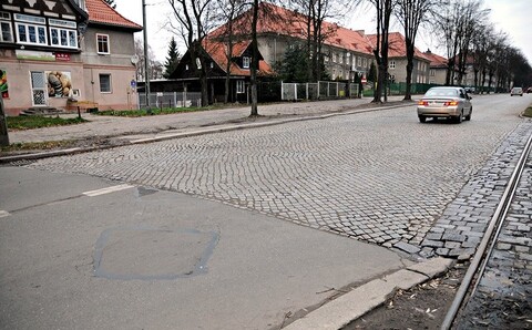 Bruk na Królewieckiej jeszcze poleży