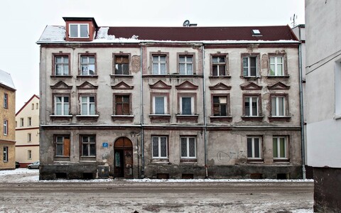 Lokatorzy opuszczają budynek przy Czerniakowskiej