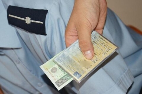 Chciał wręczyć policjantowi 100 złotych łapówki