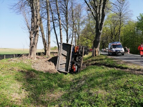 Ciężarówka w rowie w Narusie