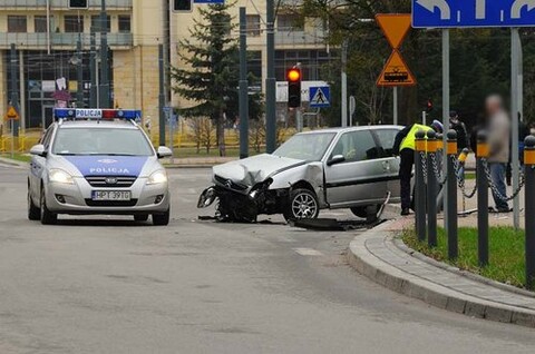 Citroenem wjechał w słupki