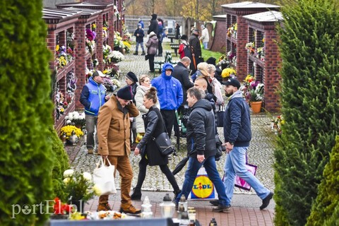 Elblążanie odwiedzają groby bliskich