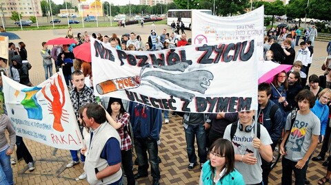 Coraz młodsi sięgają po papierosa