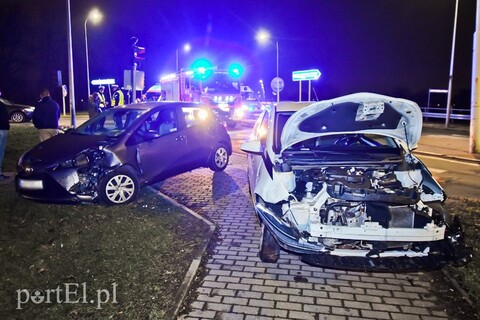 Czołowe zderzenie dwóch toyot na ul. Warszawskiej